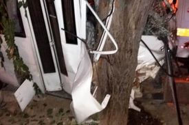 تصادف مینی‌بوس با درخت در تهران‌پارس/ ۱۳ نفر مصدوم شدند (+عکس)