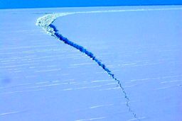 جدا شدن یک کوه یخ ۳۱۵ میلیارد تنی از قطب جنوب+تصاویر