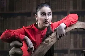 ادای احترام خانم خواننده آذربایجانی به شهدا در تبریز + فیلم