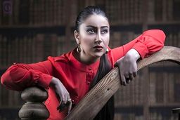 ادای احترام خانم خواننده آذربایجانی به شهدا در تبریز + فیلم