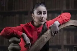 ادای احترام خانم خواننده آذربایجانی به شهدا در تبریز + فیلم