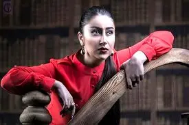 ادای احترام خانم خواننده آذربایجانی به شهدا در تبریز + فیلم