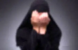 شوهرم به خاطر اعتراض من به ارتباط با زن غریبه‌،از خانه بیرونم انداخت