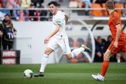 آزمون در حال تجربه فوتبال حرفه‌ای است؛ هر ۳ روز یک بازی