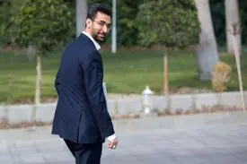 وقتی وزیر جوان ارتباطات قوانین باغ فین را زیر پا می‌گذارد + تصویر