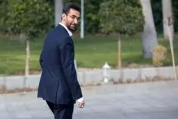 وقتی وزیر جوان ارتباطات قوانین باغ فین را زیر پا می‌گذارد + تصویر