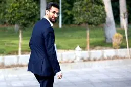 وقتی وزیر جوان ارتباطات قوانین باغ فین را زیر پا می‌گذارد + تصویر
