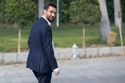 وقتی وزیر جوان ارتباطات قوانین باغ فین را زیر پا می‌گذارد + تصویر