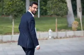وقتی وزیر جوان ارتباطات قوانین باغ فین را زیر پا می‌گذارد + تصویر