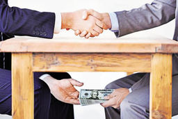 عباس عبدی: معنای “فساد نظام‌مند” چیست؟