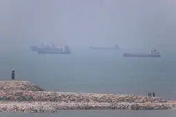  عبور تنها یک شناور از سواحل عمان در تنگه هرمز/ تغییر مسیر ناگهانی ۸ کشتی