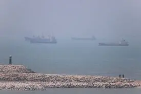  عبور تنها یک شناور از سواحل عمان در تنگه هرمز/ تغییر مسیر ناگهانی ۸ کشتی