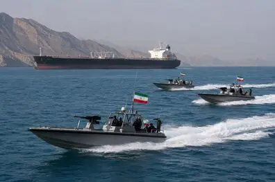 سپاه با قایق‌های تندرو مسیر عمانی تنگه هرمز را بست/هشدار به کشتی‌ها از طریق بی‌سیم