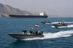 سپاه با قایق‌های تندرو مسیر عمانی تنگه هرمز را بست/هشدار به کشتی‌ها از طریق بی‌سیم