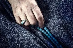 مادر دل شکسته: فرزندانم مرا از خانه بیرون کردند می‌گویند تو مایه خجالت هستی!