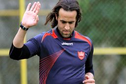 ثبت‌نام علی کریمی در دو ماراتن امارات/ چالش ۴۲ کیلومتری پیش‌روی جادوگر