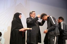 هدیه‌ای که عادل فردوسی‌پور را شگفت‌زده کرد/ عکس