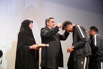 هدیه‌ای که عادل فردوسی‌پور را شگفت‌زده کرد/ عکس