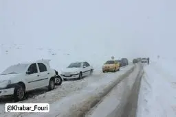 ۷۰ مصدوم در تصادف زنجیره‌ای ۱۸ خودرو در محور نطنز کاشان به‌دلیل یخ‌بندان
