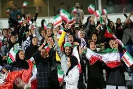 روایت دستفروش زن ورزشگاه آزادی؛ از درآمد میلیونی تا امید برای حضور مجدد