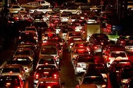 زنی در ساعات آخرشب،با کشف حجاب و رقصیدن،بزرگراه را به هم ریخت