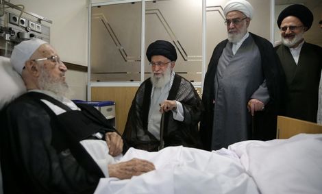 عیادت رهبر معظم انقلاب اسلامی از آیت‌الله مکارم شیرازی