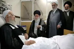 عیادت رهبر معظم انقلاب اسلامی از آیت‌الله مکارم شیرازی
