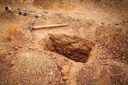 زنده‌ماندن نوزاد دختر پس از ۲ روز تدفین در قبر + عکس