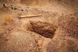 زنده‌ماندن نوزاد دختر پس از ۲ روز تدفین در قبر + عکس