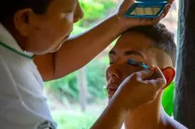 مردانی که آرایش می‌کنند و لباس زنانه می‌پوشند! + تصاویر