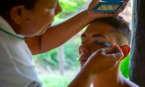 مردانی که آرایش می‌کنند و لباس زنانه می‌پوشند! + تصاویر