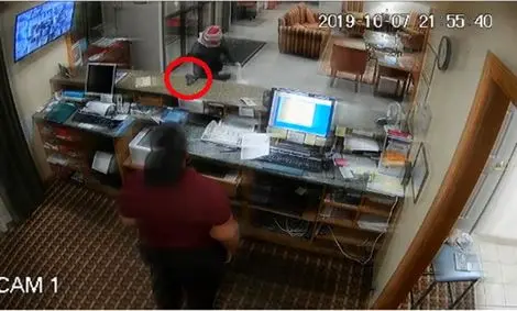 زیرکی منشی باهوش، سارق مسلح را فراری داد! + فیلم