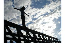 فیلم لحظه اقدام به خودکشی دختر جوان رشتی / ۵ بامداد امروز رخ داد