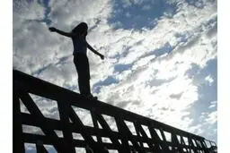 فیلم لحظه اقدام به خودکشی دختر جوان رشتی / ۵ بامداد امروز رخ داد