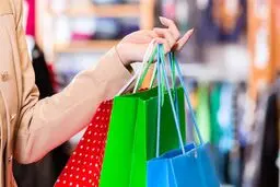 چرا خانم‌ها علاقه زیادی به خرید کردن دارند؟