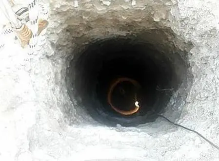 تصاویری از سقوط زن ۳۸ ساله به چاه پمپ‌بنزین آزادگان