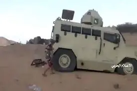 رسوایی برای آل سعود! / پیدا شدن بسته‌های پوشک در تجهیزات سربازان سعودی در جنگ با یمن + فیلم