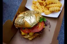 خوردنی‌های لاکچری نشین‌ها؛ از آب معدنی ۶۰ هزار تومانی تا بستنی با روکش طلا + تصاویر