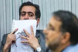 اشاره‌های رمزی عجیب آقای وکیل به متهم پرونده اقتصادی در دادگاه + عکس