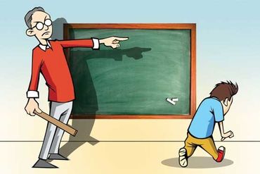 یزد؛ تنبیه دانش آموز بخاطر نوشتن روی تخته سیاه