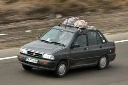 تکه‌تکه شدن پراید در برخورد با تریلر / راننده سالم است!