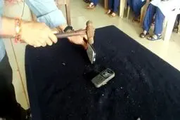 حمله مرگبار دانش آموز به معلمش با چکش! + فیلم