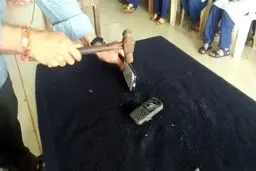 حمله مرگبار دانش آموز به معلمش با چکش! + فیلم