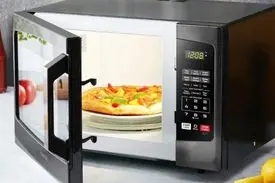 خطرات ایستادن کنار مایکروویو