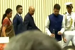 اقدام متواضعانه رئیس جمهور هندوستان در یک مراسم سخنرانی + فیلم