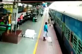 واکنش دیدنی مأمور قطار، جان مسافر را نجات داد + فیلم