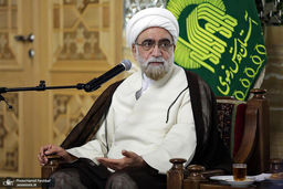 تولیت آستان قدس رضوی: اینکه گفته ‌شود «رهبری یکسری محذوراتی دارند و نمی‌توانند بگویند؛ یا رهبری تحت فشار قرار گرفته‌اند؛ ما باید راه را برای رهبری باز کنیم» جفا به ایشان است