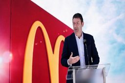 اخراج مدیر مک‌دونالدز به دلیل قرار گذاشتن با کارمند خانم
