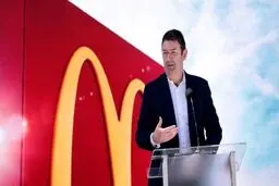 اخراج مدیر مک‌دونالدز به دلیل قرار گذاشتن با کارمند خانم
