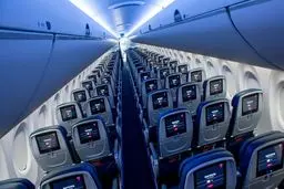 یک شرکت هواپیمایی آمریکا دست به دامان همجنس‌بازها شد/ پخش صحنه‌هایی که در سینما ممنوع است!